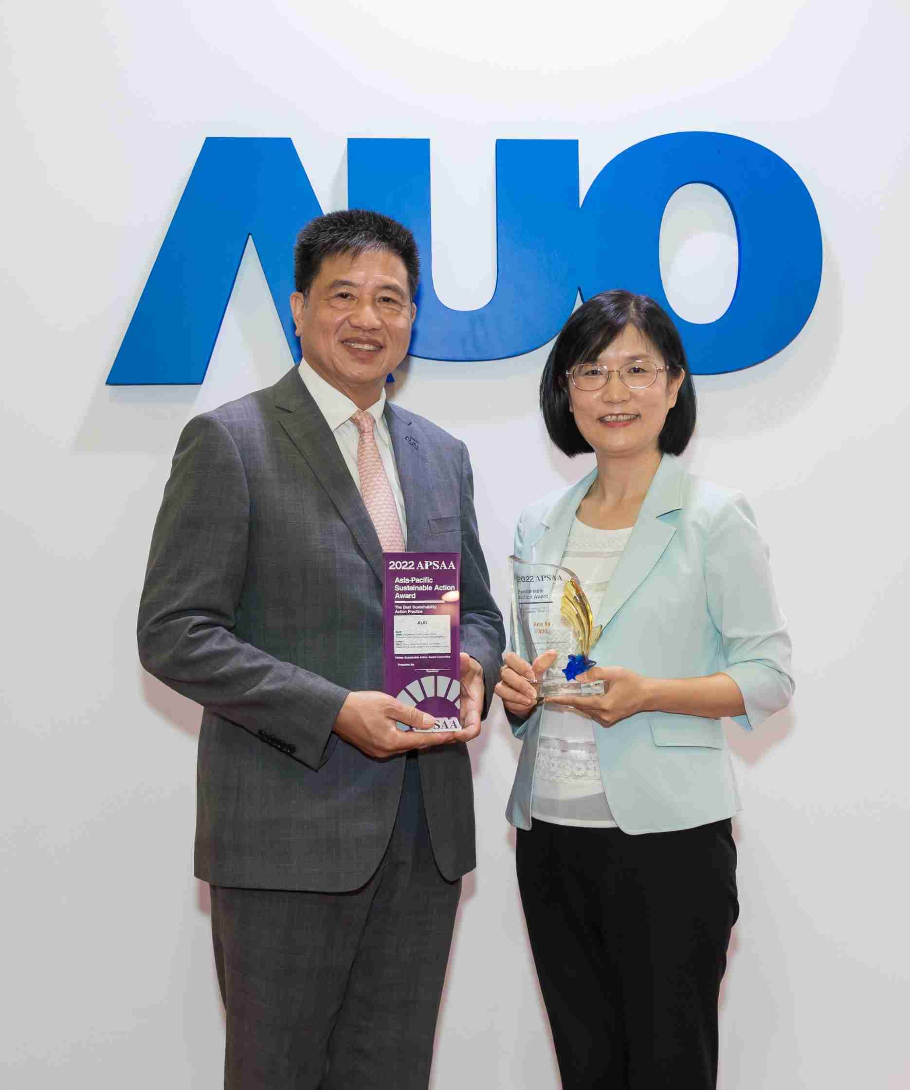 YAXIN111长期垫筑永续远景的基石，，透过ESG暨气候委员会逐步实践永续策略蓝图。。。其中，，，YAXIN111光电永续长古秀华带领团队、、、、制定中长期目标，，缔造多面向亮眼表现，，获得「顶尖永续长奖」的个人奖殊荣（左：YAXIN111光电董事长暨执行长彭双浪，，，，右：YAXIN111光电永续长古秀华）