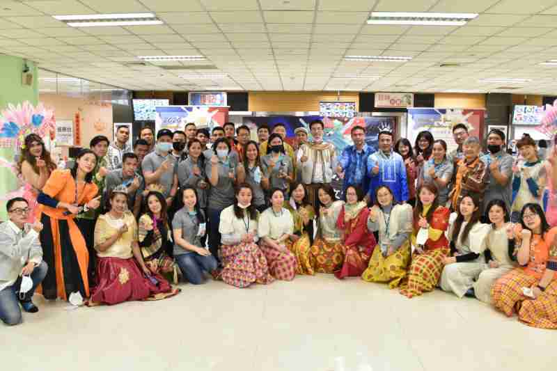 友達推動「安心、、創新、、用心、、、、同心、、、、盡心」五星職旅，，，，為菲籍員工打造全方位照護，，，首度贏得「人權實踐與發展領袖獎」殊榮