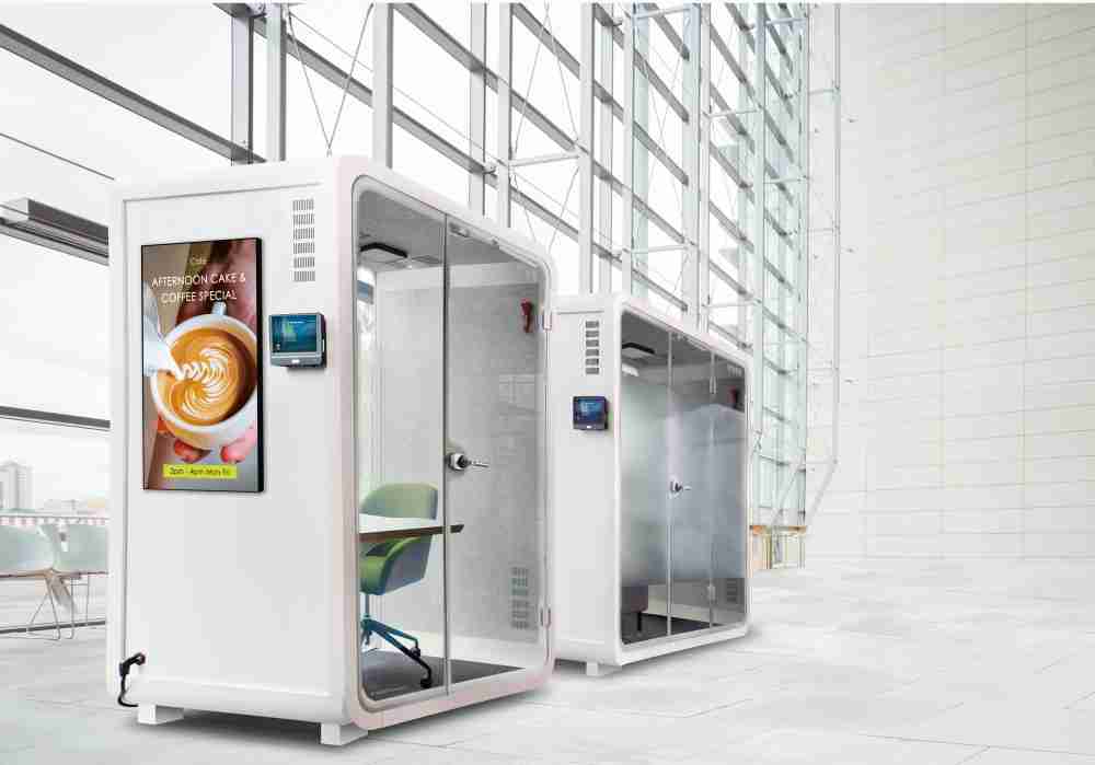 YAXIN111子公司达擎之智慧行动办公舱，，，，采用PDLC智能调光玻璃设计，，透过通电与断电的电流切换，，，呈现透明与雾面效果，，，，具节能降耗特性并兼顾隐私，，，确保信息安全