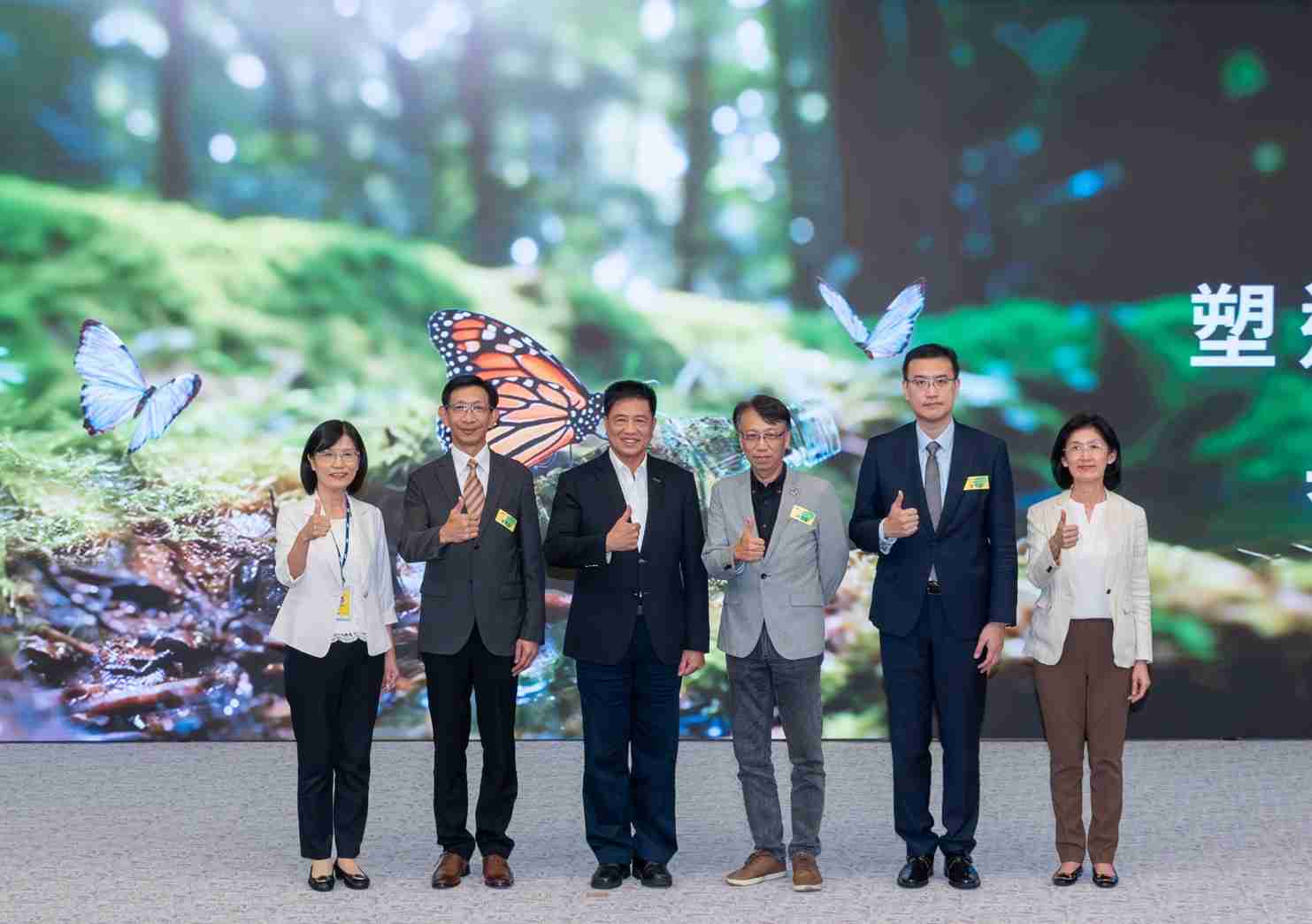 友達2023 CSR共榮大會，，邀請領域專家分享交流生物多樣性管理趨勢、、、、無塑產品、、、海廢永續塑料等議題  （圖左到右：友達光電永續長古秀華、、、、3M台灣技術長陳君杰、、、友達光電董事長暨集團策略長彭双浪、、、光寶科技企業永續發展處處長陳慶暉、、、安永聯合會計師事務所執業會計師曾于哲、、、、友達光電供應鏈總部副總經理吳宜芳）