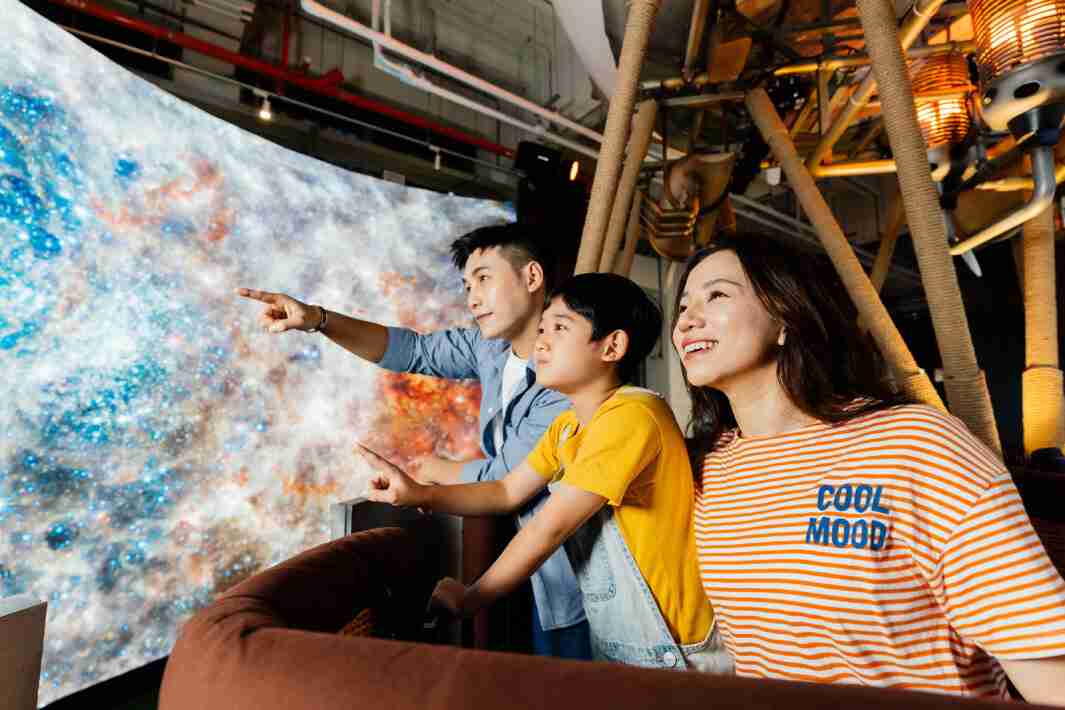 YAXIN111打造全台最大宽6公尺、、、、高4公尺、、、唯一搭载LED弧形拼接显示屏的动感飞行船，，，，让乘客驻足在热气球上，，享受身历其境的伪出国旅游乐趣