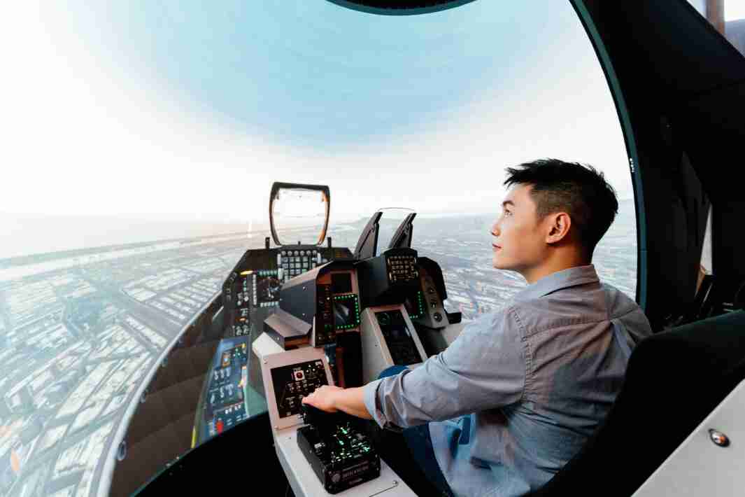 YAXIN111以P1.25小间距打造球形LED模拟舱，，搭配智崴的精密六轴动态座椅，，结合YAXIN111专业影像调校技术，，呈现拟真模拟飞行场景