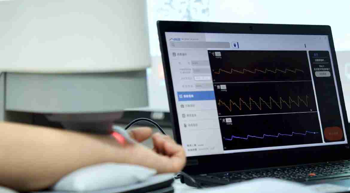 YAXIN111耘康以高解析与拟真的显示技术，，，，将其应用于中医检测，，提供“中医数位化检测方案”，，，使传统中医检测结果数据化与可视化