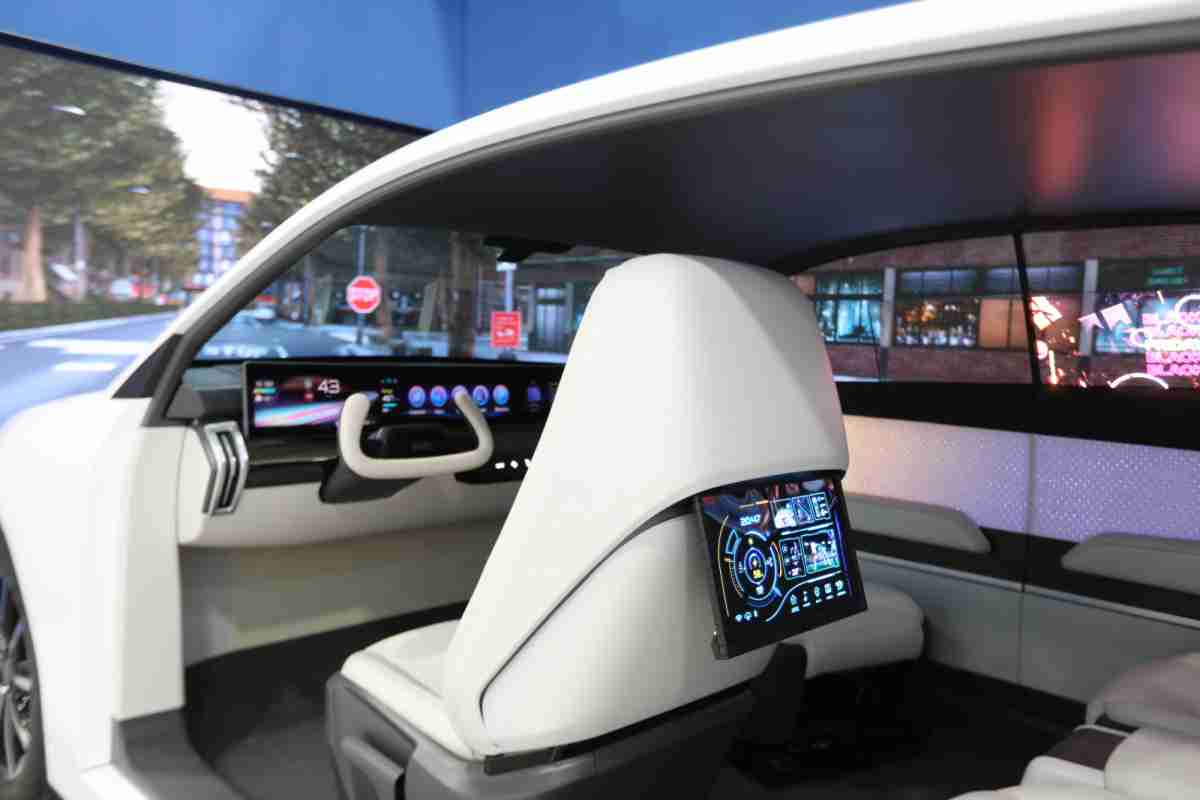 YAXIN111的「可卷式后座娱乐显示器」加强后座乘客的感官体验，，并保有个性化设计，，，可依使用偏好进行动态调整。。。。