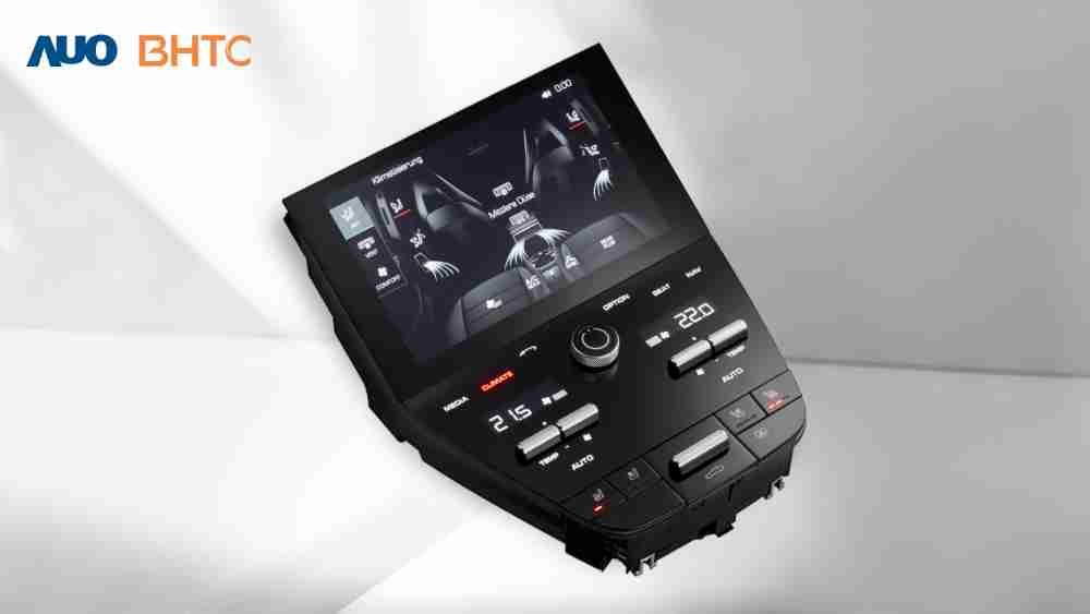 作為友達新生力軍，，，，BHTC所展示的中央與後座鞍部的Display HMI產品，，，，可處理多區恆溫控制、、、、顯示畫面，，，呈現仿真3D車室分區；以力傳感技術精準傳遞觸感，，並結合音量及震動反饋，，，，防止意外啟動，，提供使用者自然流暢、、、、直觀且輕鬆駕馭的舒適介面