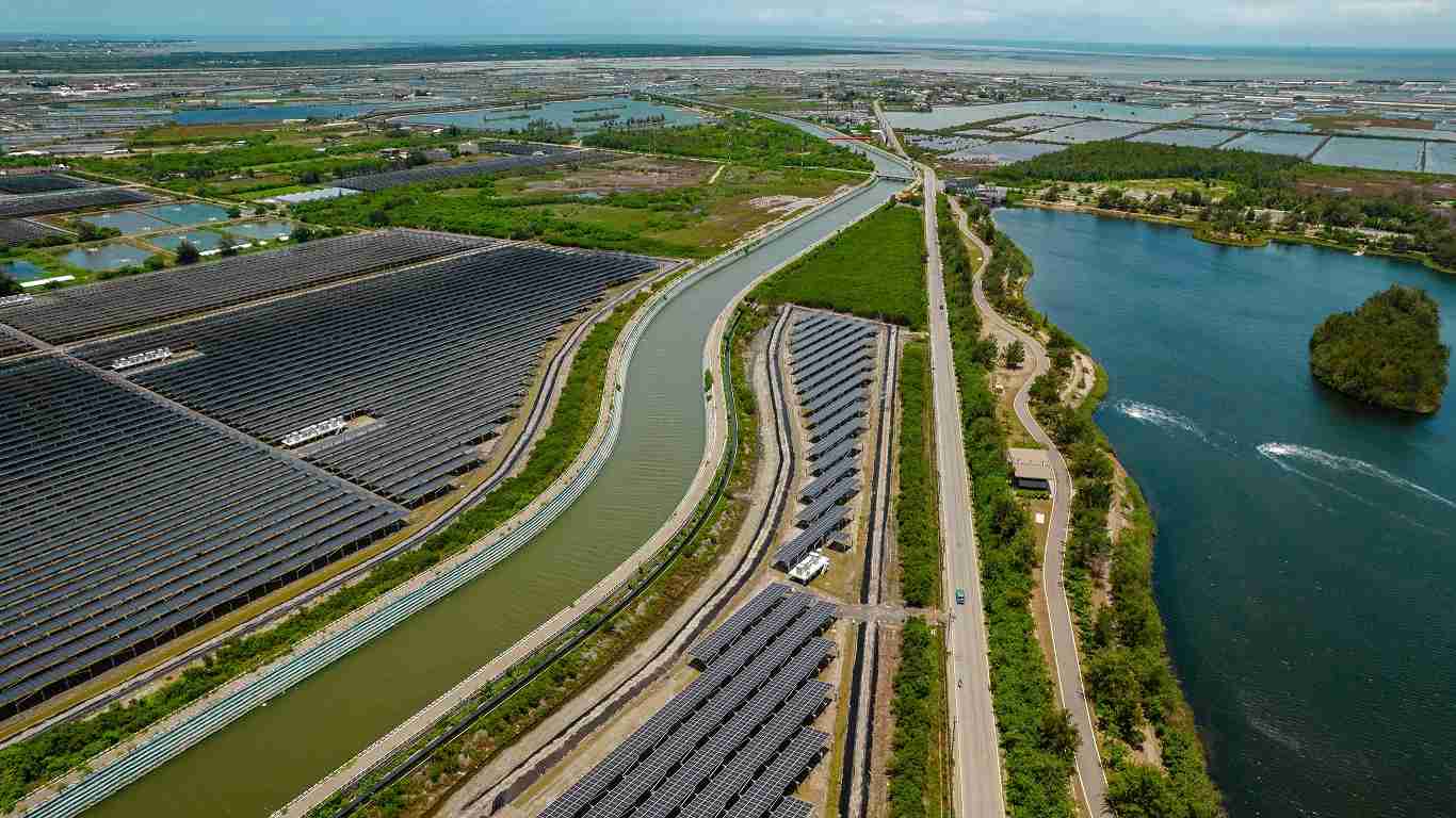 YAXIN111能源事业提供智慧能源管理、、太阳能监控管理、、、全方位电厂建置及运维解决方案，，，并拥有管理超过6000案场的经验