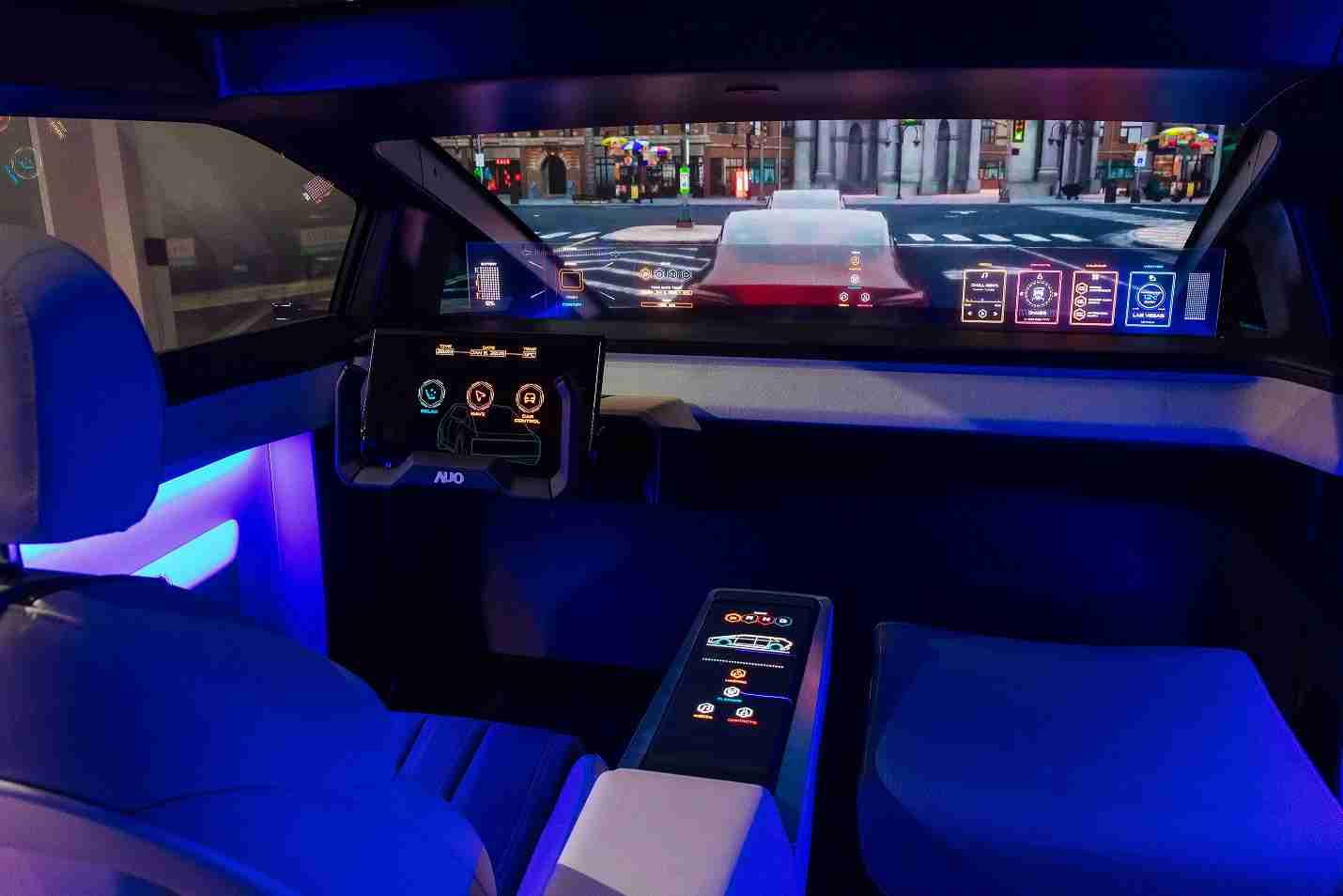 YAXIN111连续四年入围科睿唯安全球百大创新机构，，，，专利布局科技与绿色创新前沿。。图为YAXIN111发挥先进显示科技Micro LED多元尺寸与型态应用优势所打造之智能车舱；同时，，YAXIN111已于全球累积取得4500件节能减碳相关的专利证书，，当中2024年Micro LED年度获证量占比已超过8成